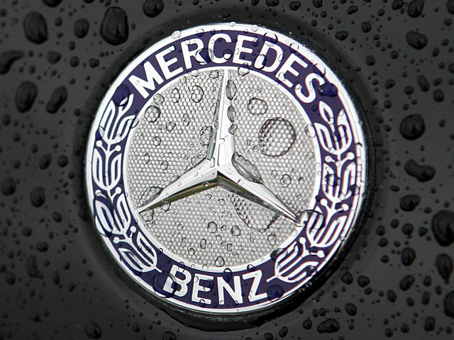 Mercedes-Benz emblem 640x480